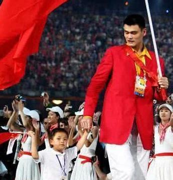 北京奥运会与姚明一起举旗的小男孩，如今长大了，处境让人意外！|汶川|林浩|姚明_新浪新闻