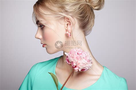 金发妆容甜美女生头像