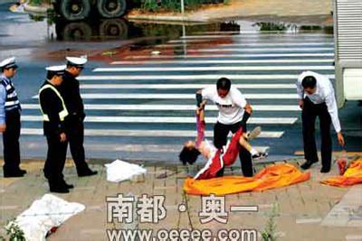 广州大学城车祸致两名小学生飞出车外死亡(图)-搜狐新闻