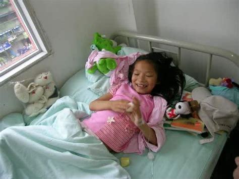 镜头下：“自愿放弃治疗”的白血病女孩佘艳墓地，去世年仅8岁！
