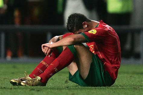 C罗欧洲杯决赛痛哭 C罗欧洲杯冠军回顾 - 风暴体育