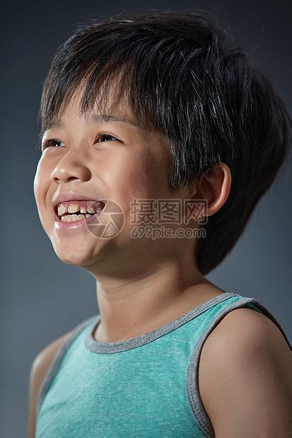 快乐的小男孩高清图片下载-正版图片507622773-摄图网
