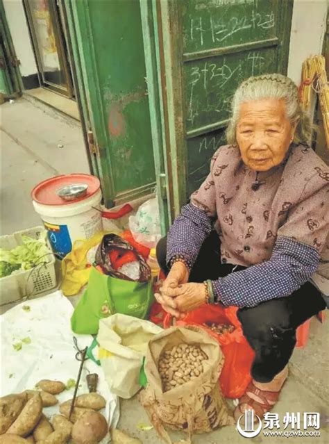 85岁阿婆卖14元菜却收到100元假币 网友捐钱补偿 - 图说诚信 - 东南网