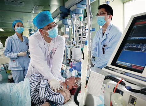 亚裔华裔女护士在诊所向她的资深女病人解释体检报告视频素材_ID:VCG42N1357123465-VCG.COM