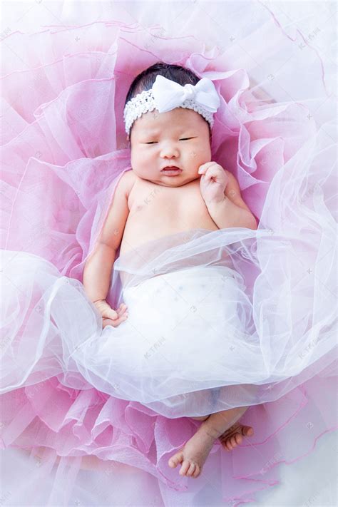 婴儿新生可爱新生宝宝人物肖像摄影图配图高清摄影大图-千库网