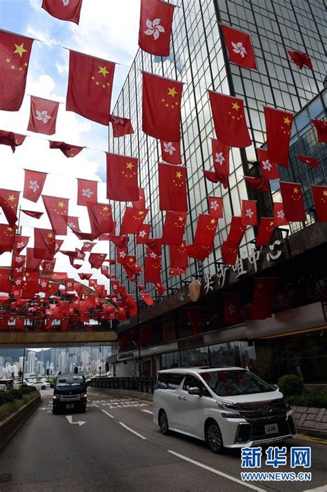 香港庆回归20年气氛浓 维港“升起”巨幅国旗区旗-新闻中心-中国宁波网