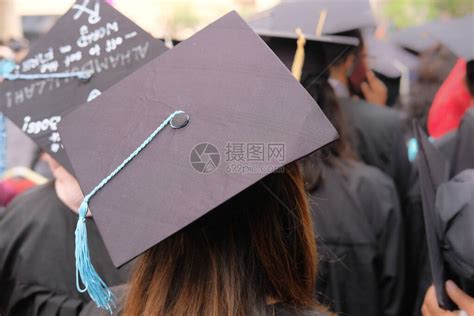 刚毕业的毕业生在开始成功毕业时高清图片下载-正版图片503848985-摄图网