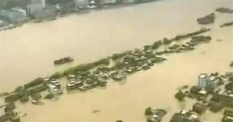 郑州水灾下没啥可以幸免，货车在洪水中也无能为力|郑州市|洪水_新浪新闻