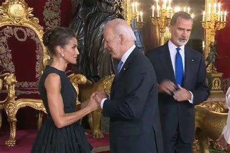 49岁西班牙王后被“团宠”，拜登凑耳边说悄悄话，马克龙俯身吻手|莱蒂齐亚|马克龙|拜登_新浪新闻