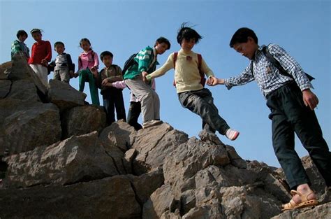 孩子们艰难的求学路，乘坐高空索道上学，还有徒步2个小时山路#纪录片_腾讯视频
