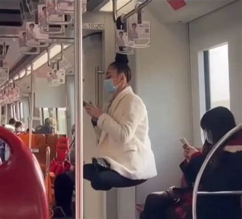 奇！上海地铁一女子“绑发悬空”荡秋千！当事人回应了→