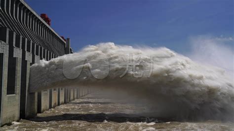 意大利暴雨致河水决堤 洪水冲垮桥梁 - 封面新闻
