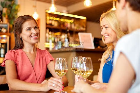 人们,庆祝生活方式的快乐的女人喝葡萄酒,酒吧餐馆聊天快乐的女人酒吧餐馆喝酒高清图片下载-正版图片300054620-摄图网