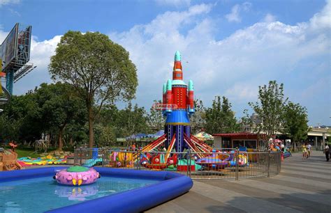 小区里的儿童游乐场高清图片下载-正版图片501579547-摄图网