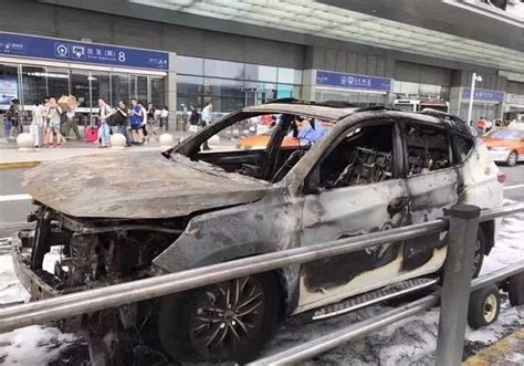 上海一比亚迪宋新能源汽车突发自燃，3个灭火器都没扑灭