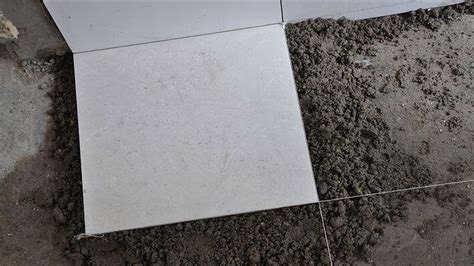 贴瓷砖是用水泥还是瓷砖胶呢 对比了才知道哪个好 - 装修保障网