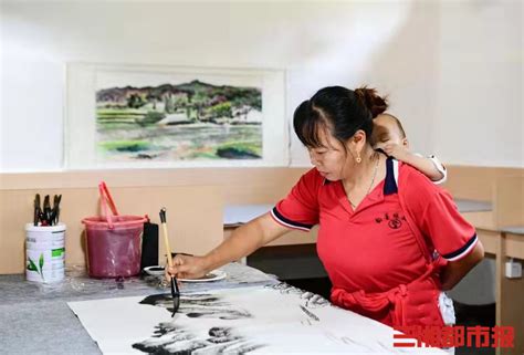 48岁村里的“女画家”：上午干农活，下午拿起毛笔画国画 - 城事 - 三湘都市报 - 华声在线