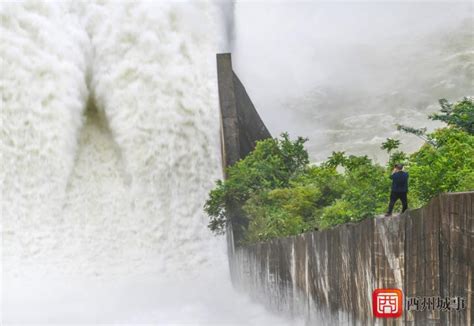 重庆酉阳：强降雨致水位猛涨 金家坝水库开闸泄洪-人民图片网