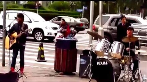 流浪歌手街头卖唱 一首《妈妈》唱哭了路人_凤凰网视频_凤凰网