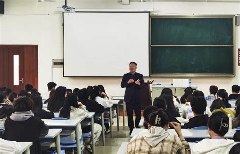 近日，龙口市委副书记、市长李万平赴烟台南山学院实地督导检查学校疫情防控工作。