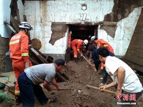 云南强震 消防官兵废墟中救出被困儿童-新闻中心-南海网