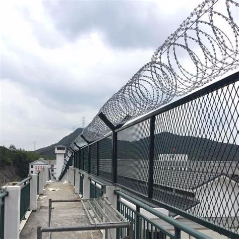 监狱钢网墙加装刀刺网起到高防御的作用