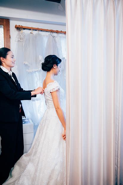 婚纱店试穿婚纱的新娘与婚礼策划师高清图片下载-正版图片502044630-摄图网