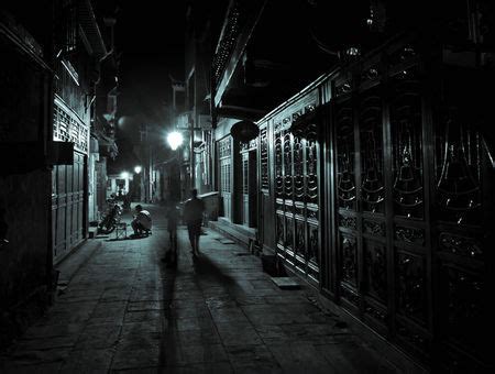 一人行走在孤寂夜晚的唯美壁纸图片_配图网
