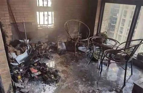 四川省绵阳市一老旧小区突发火灾 有人受伤被送医救治