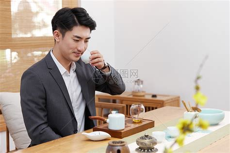 品茶的商务男性高清图片下载-正版图片501810293-摄图网