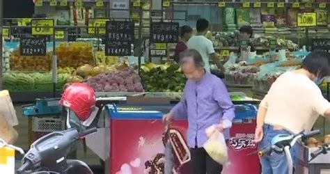 愕然!老人在超市多次偷猪肉被抓随即遭挂牌示众 家属反应引发争议_深圳热线