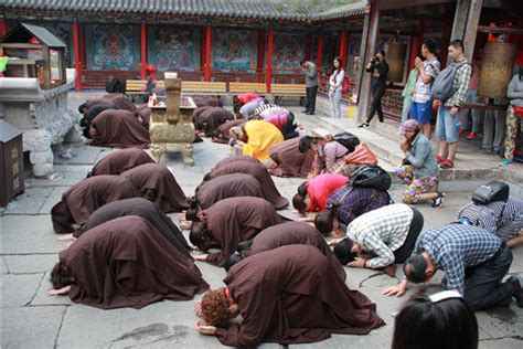 一群正在跪拜的卡通人物其他素材免费下载_红动中国