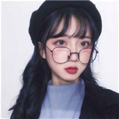 甜美女生真人头像戴眼镜