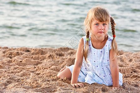 女童季节女孩海滩游戏高清图片下载-正版图片320576993-摄图网
