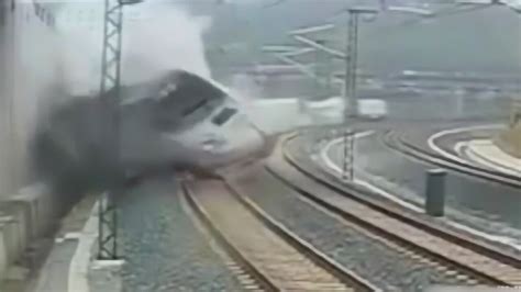 实拍列车因超速脱轨 造成重大伤亡