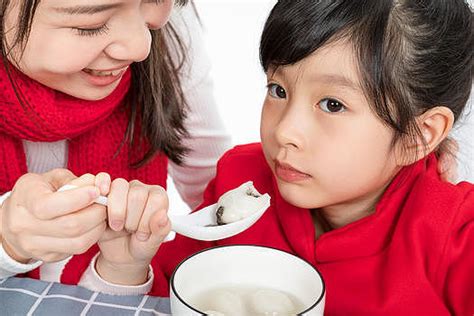 给孩子吃的多总比吃得少好 怎么喂孩子吃饭才正确 _八宝网