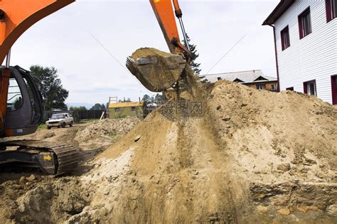 挖掘机挖沟铺设电缆2019高清图片下载-正版图片506191160-摄图网