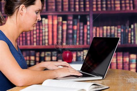 使用笔记本电脑的学生微笑红色桌子知识分子研究女士头发技术学习快乐高清图片下载-正版图片321753386-摄图网