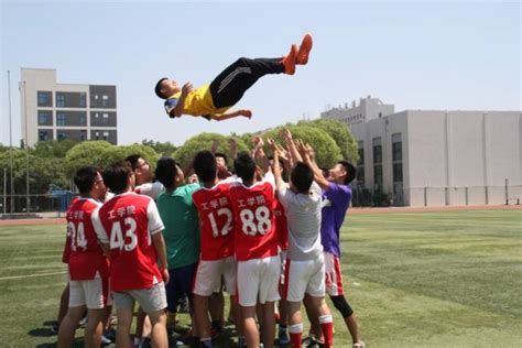 翠园中学足球队的队员努力拼搏争取荣誉，未来希望能为提高中国足球水平贡献力量_罗湖社区家园网