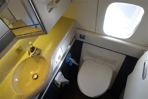 飞机上的厕所有多脏？关于飞机厕所的11个小秘密 | 涨姿势