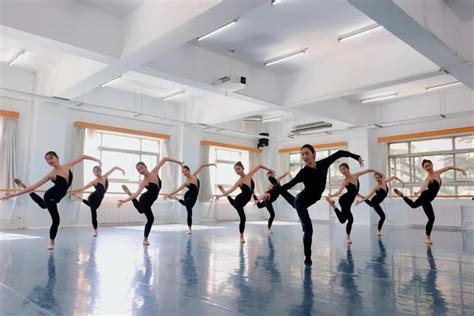 形体舞蹈训练实训室 - 实训室巡礼 - 实训室管理中心 - 安徽中澳科技职业学院