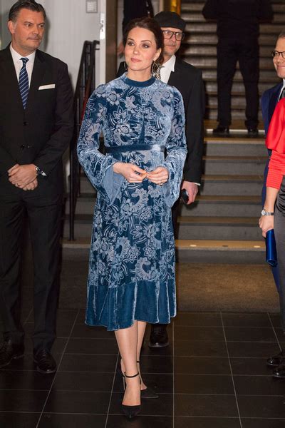 午报：英国女王与特朗普会面 却被迫绕着他走了一圈_凤凰资讯
