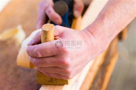 木匠在其车间或木工的作场所与木板高清图片下载-正版图片507212042-摄图网