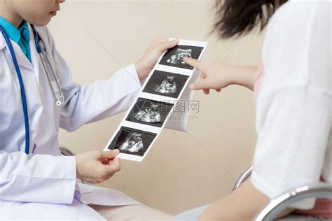 医生给孕妇看诊高清图片下载-正版图片302538512-摄图网