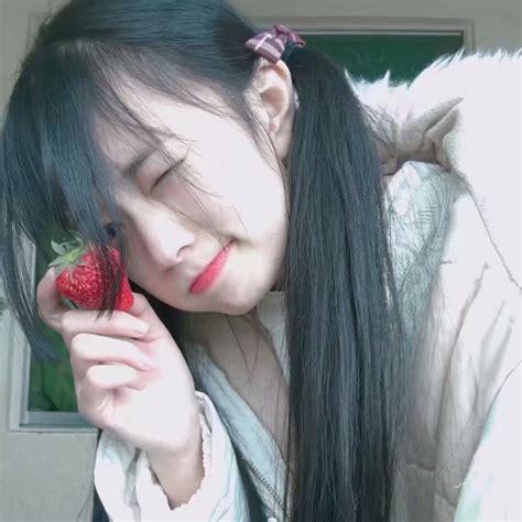 甜美女生头像双马尾