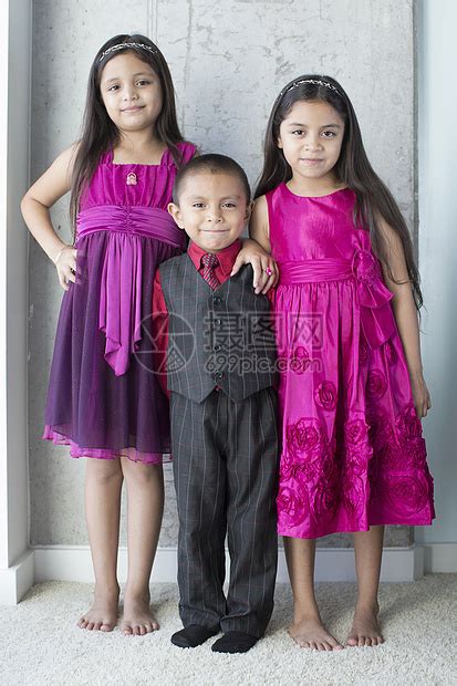 三个兄弟姐妹的肖像穿着党服高清图片下载-正版图片501856698-摄图网