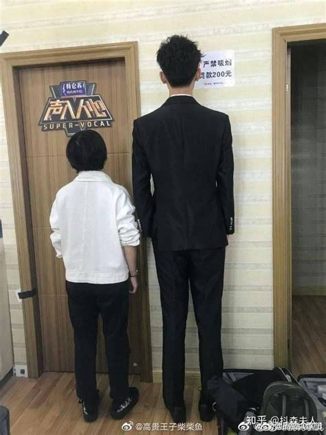 刘宇宁和助理逛街，189的身高超惹眼，腿像单独开了长腿特效一样 | 人物集