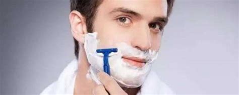 一个人在前刮胡子剃高清图片下载-正版图片506248494-摄图网