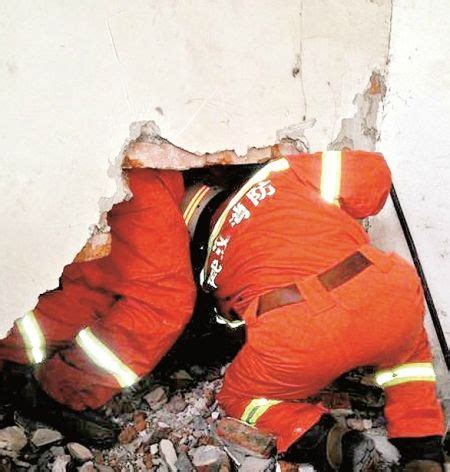 老太身陷两墙30厘米夹缝 消防凿墙成功救出(图)|消防|婆婆|夹缝_新浪新闻