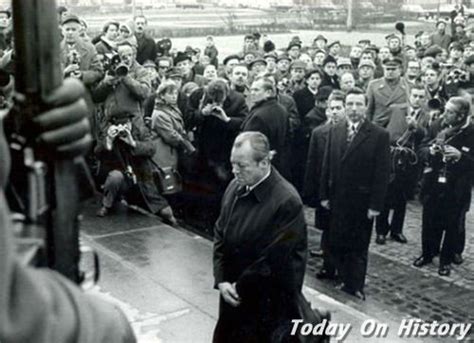 1970年12月7日联邦德国总理勃兰特在华沙犹太人殉难者纪念碑前下跪 - 历史上的今天